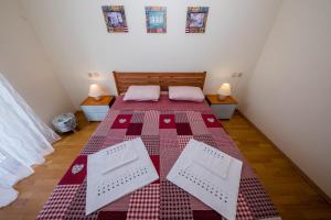 Llit o llits en una habitació de Nikolina Rab Apartments