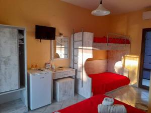 kuchnia z 2 łóżkami piętrowymi w pokoju w obiekcie Villa Marianna w mieście Skala Kallirachis