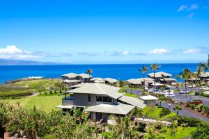 una vista aérea de un complejo con el océano en el fondo en K B M Resorts- Montage-Molokai Penthouse 3Bd Suite, ocean views, includes all Montage amenities, en Kapalua