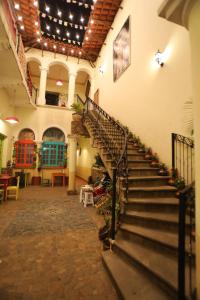 Hostel Cultural Pata y Perro في تاريخا: درج في مبنى مع درج