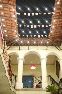 Hostel Cultural Pata y Perro في تاريخا: إطلالة على مبنى بسقف مع أضواء