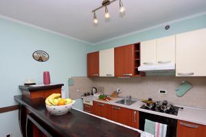 Zdjęcie z galerii obiektu Starry Night - Smart TV, Extra big bed, big bathtub, private parking, sea view, WIFI, 2bedrooms w mieście Volosko