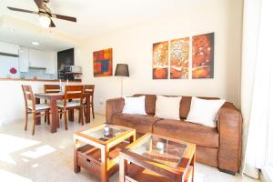 una sala de estar con un sofá y una mesa en Los Lances Playa en primera linea, en Tarifa