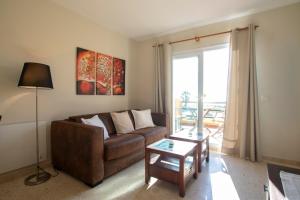 una sala de estar con un sofá y una mesa en Los Lances Playa en primera linea, en Tarifa
