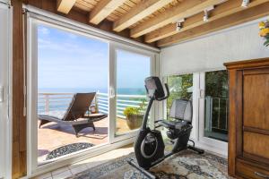 een fitnessruimte met uitzicht op de oceaan bij Laguna Beach Oceanfront in Laguna Beach