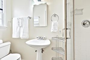 Bilik mandi di Laguna Beach Oceanfront +18 gambar
