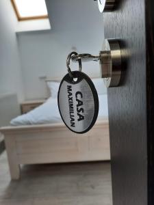 un abridor de puertas con un llavero en un dormitorio en Casa de oaspeti Maximilian, en Codlea