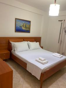 een slaapkamer met een bed met twee handdoeken erop bij SUNWAY in Vlorë