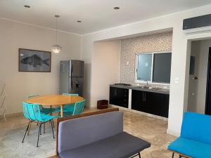 a kitchen and dining room with a table and chairs at Shavanna Hotel Boutique in Puerto Escondido