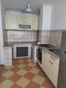 Virtuvė arba virtuvėlė apgyvendinimo įstaigoje Sunny apartment in Rijeka