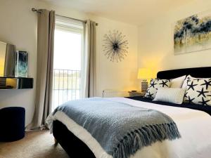 Un dormitorio con una cama grande y una ventana en Riverside View Apartment in Balloch, Loch Lomond, en Balloch