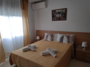 2 asciugamani su 2 letti in una camera d'albergo di Victoria Home Córdoba a Cordoba