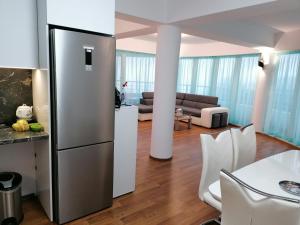 cocina y sala de estar con nevera de acero inoxidable en Sun Gates Byala, en Byala