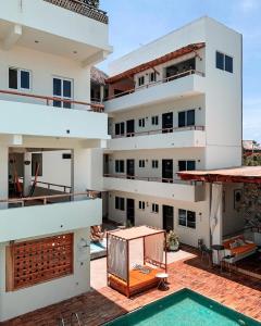 プエルト・エスコンディードにあるShavanna Hotel Boutiqueのプールのある建物の外観
