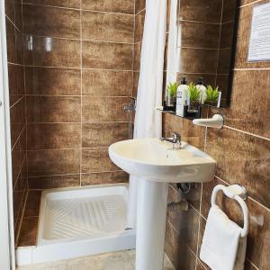 y baño con lavabo y bañera. en Hostal Playa de Palma, en Playa de Palma