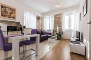 salon z białym stołem i fioletowymi krzesłami w obiekcie Perfect view apartment w mieście Zadar