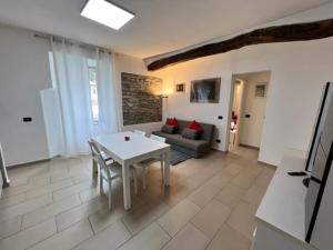 een woonkamer met een witte tafel en een bank bij Risveglio in Como