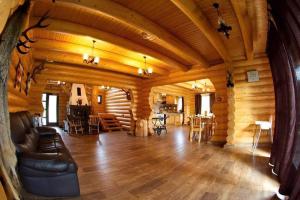 a large living room in a log cabin at Casa Pădurarului in Prisaca Dornei