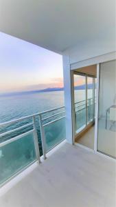 een balkon met uitzicht op de oceaan bij Fantastico apartamento Faro de cullera a primera linea mar abierto playa de los olivos in Faro de Cullera