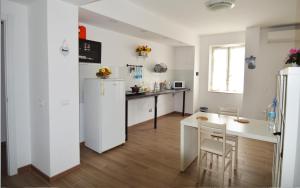 Una cocina con un refrigerador blanco y una encimera. en Roma Sister, en Roma