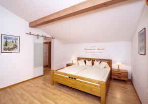 インツェルにあるFerienwohnung Gerti Huber - Chiemgau Karteの部屋の中に大きなベッドがある寝室