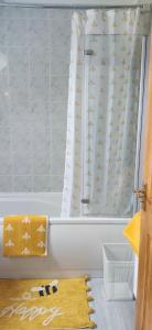 A bathroom at Charming Parlour Cottage at Tinto Retreats near Biggar