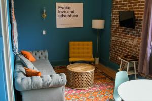 Hood River Hotel في هود ريفر: غرفة معيشة مع أريكة وكرسي أصفر