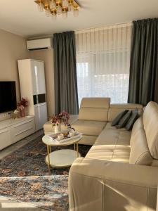 salon z kanapą i stołem w obiekcie Apartman Yacht w Medulinie