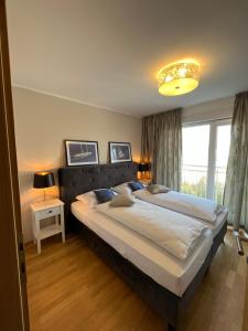sypialnia z dużym łóżkiem i dużym oknem w obiekcie Apartman Yacht w Medulinie