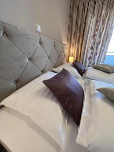 Łóżko lub łóżka w pokoju w obiekcie Apartman Yacht