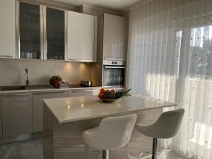 Kuchnia lub aneks kuchenny w obiekcie Apartman Yacht