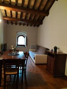 a living room with a table and a couch at Casa Vacanze del Console in Bevagna