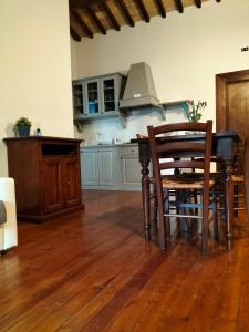 a kitchen with a table and chairs and a stove at Casa Vacanze del Console in Bevagna +14 photos