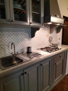 a kitchen counter with a sink and a stove at Casa Vacanze del Console in Bevagna