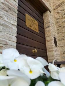a door with white flowers in front of it at Casa Vacanze del Console in Bevagna