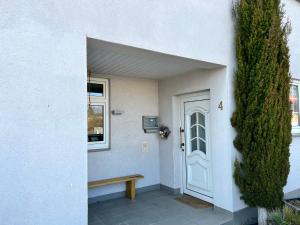 una porta con una panchina di fronte a una casa di Penthouse ad Alzenau in Unterfranken