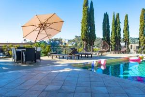 Bazén v ubytování Hollywood Hills private room nebo v jeho okolí