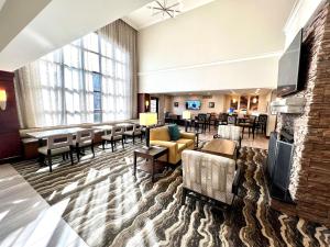 Ο χώρος του lounge ή του μπαρ στο Staybridge Suites Detroit-Novi, an IHG Hotel