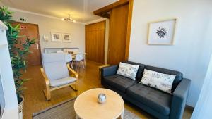 un salon avec un canapé et une table dans l'établissement Anadia Chic Apartment, à Funchal