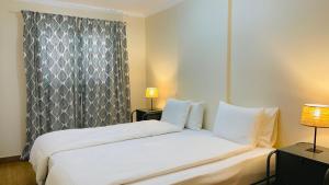 une chambre d'hôtel avec deux lits et une fenêtre dans l'établissement Anadia Chic Apartment, à Funchal