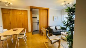 un salon avec une table, des chaises et un canapé dans l'établissement Anadia Chic Apartment, à Funchal