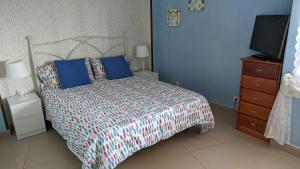 A bed or beds in a room at Apartamento Candelaria vivienda vacacional