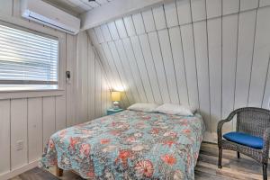 מיטה או מיטות בחדר ב-A-Frame Home with Deck - 2 Blocks to Surfside Beach!