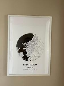 une image encadrée de santa mola sur un mur dans l'établissement Elliott, à Saint-Malo