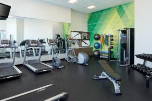 une salle de sport avec plusieurs tapis de course et machines cardio dans l'établissement Holiday Inn & Suites Montreal Airport by IHG, à Dorval 52 autres photos