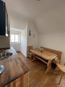 - une cuisine avec une table en bois dans une chambre dans l'établissement Elliott, à Saint-Malo