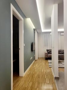un pasillo con una puerta que conduce a una sala de estar en Nika en Banja Luka