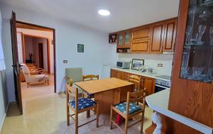 een keuken met een houten tafel en stoelen bij Dhimitri Apartment in Berat +8 foto's