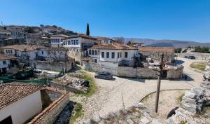 een luchtzicht op een stad met huizen en een straat bij Dhimitri Apartment in Berat