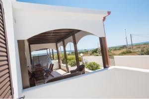 una vista desde el balcón de una casa en Villa Maldive del Salento, en Marina di Pescoluse